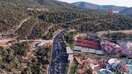 Tatil cennetine akın: Kilometrelerce araç kuyruğu oluştu