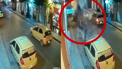 Colombia: El balcón de un edificio abandonado estuvo a punto de acabar con la vida de un par de taxistas