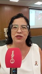 Pedagoga e presidente diretora da AMA falando sobre o lançamento de livro