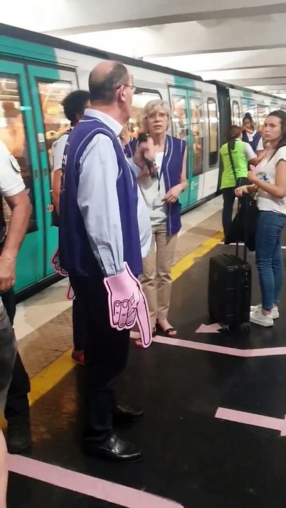 Jean Castex en Service : Le PDG de la RATP Guide les Usagers du Métro à Paris