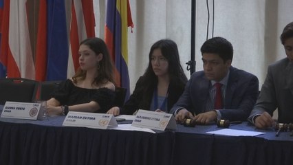 Jóvenes simulan debate de sobre problemáticas mundiales