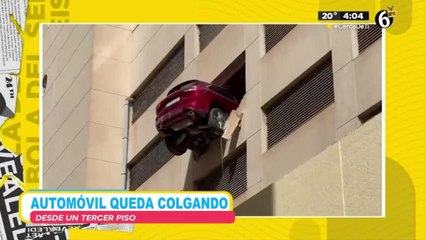 Automóvil queda colgado del tercer piso