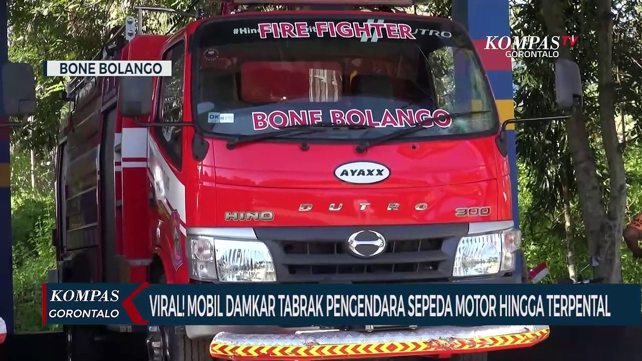 Viral! Mobil Damkar Tabrak Pengendara Sepeda Motor Hingga Terpental