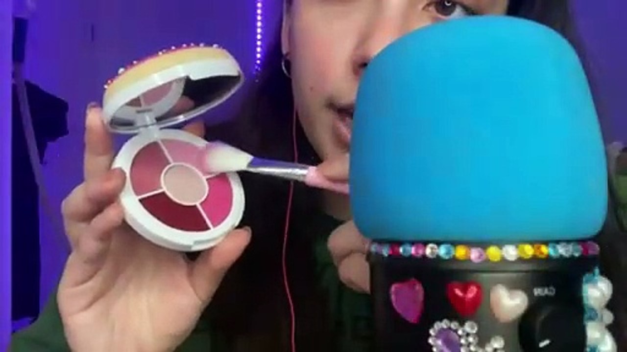 ASMR 1 minute makeup application!  ~ROLEPLAY~ _ Whispered
