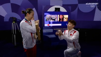 Chinese badminton player proposed to by fellow athlete after winning gold