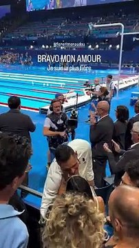 Lors de sa victoire, le nageur de 33 ans n'a pu s'empêcher d'aller embrasser sa chérie Lola en tribunes. Lola Dumenil, Instagram