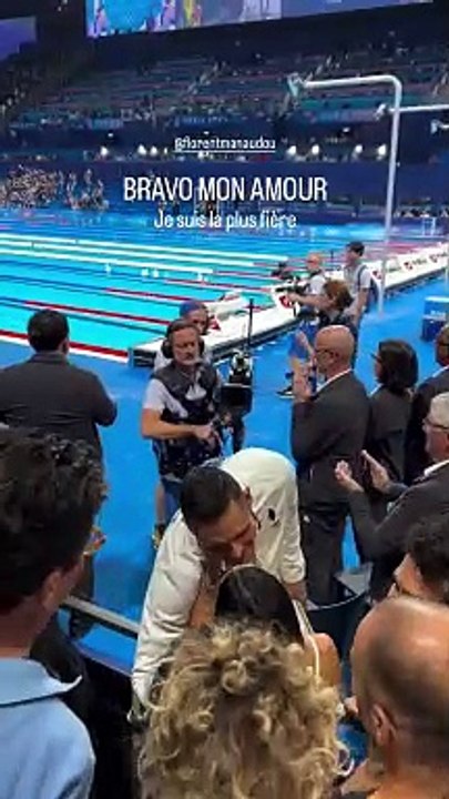 Lors de sa victoire, le nageur de 33 ans n'a pu s'empêcher d'aller embrasser sa chérie Lola en tribunes. Lola Dumenil, Instagram