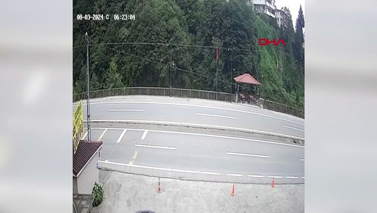 Rize'de kontrolden çıkan hafriyat yüklü kamyon dereye düştü