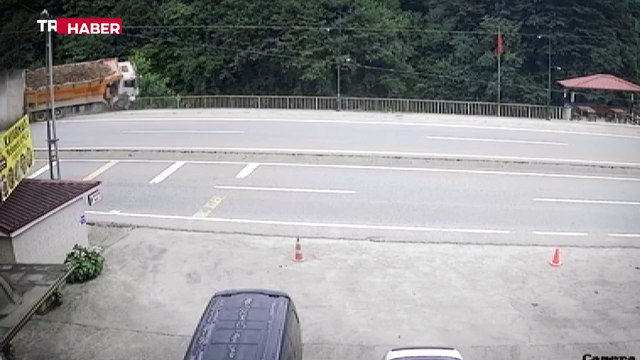 Rize'de taş yüklü kamyonun dereye düşme anı kameraya yansıdı