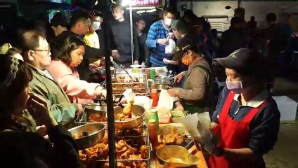 The amazing Taiwanese night market snacks! 龍鬚糖_藥燉土虱_煎餅菓子_肉夾饃_起司章魚燒