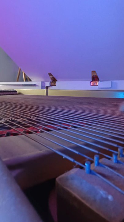 Des baguettes de batterie sur un piano : ça fait quoi ?