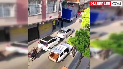 Küçükçekmece'de tamirciden çaldıkları araç bozulunca sahibine yakalandılar...O anlar kamerada