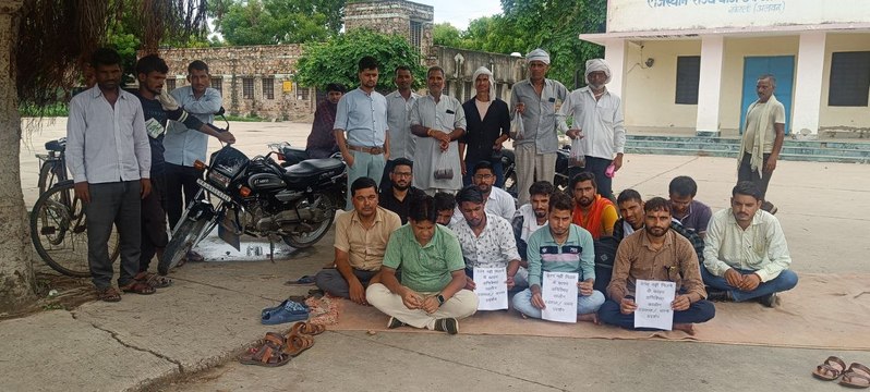 संविदा कर्मियों ने किया कार्य बहिष्कार; 3 माह से नहीं मिला वेतन, धरने पर बैठे