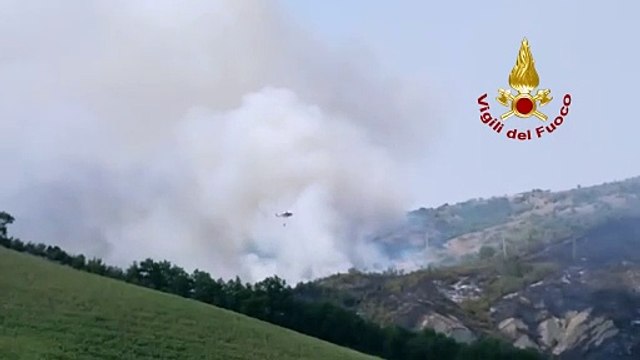 L'incendio a Monte Calvo domato dopo una notte di paura: le immagini dei vigili del fuoco