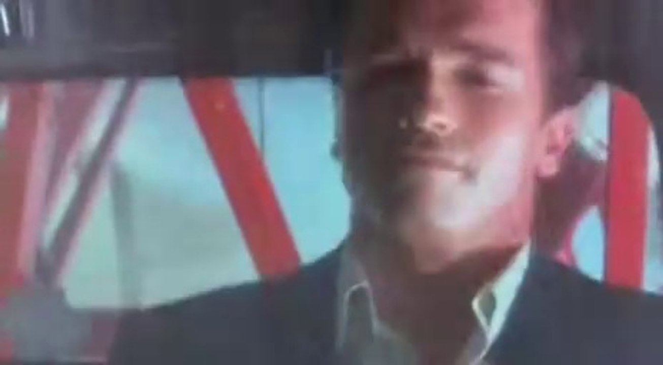 Arnold-schwarzenegger devasta un negozio con un carro attrezzi