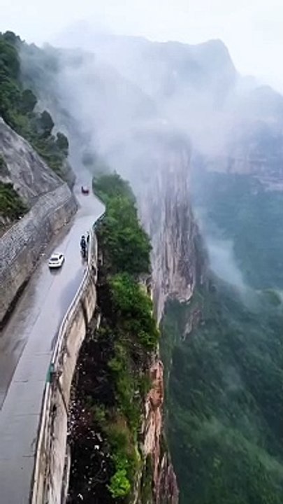 A section of cliff road in Taihang Mountains.Bea