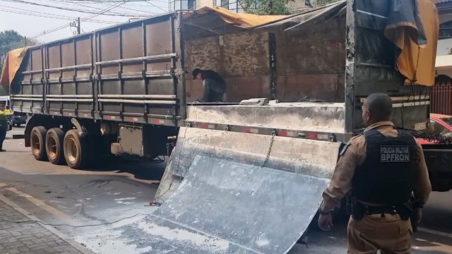 Polícia Federal e BPFron apreendem 2 toneladas de maconha em caminhão com placas estrangeiras