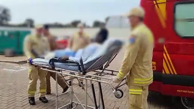 Homem que foi baleado após esfaquear a companheira é encaminhado à delegacia