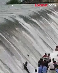 येथे' हजारो लोक जीव धोक्यात टाकून निसर्गाचा आनंद लुतयाते - -