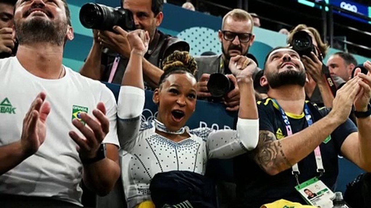 Simone Biles e Rebeca Andrade ganham ouro e prata na final do salto