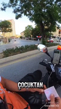 Işıklarda gördüğü çocuktan para isteyen kurye ve evladına harçlık veren baba edasıyla kuryeyi kırmayan ufaklık