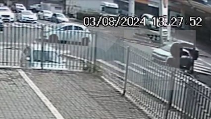 Câmera flagra acidente de trânsito na Avenida Carlos Gomes