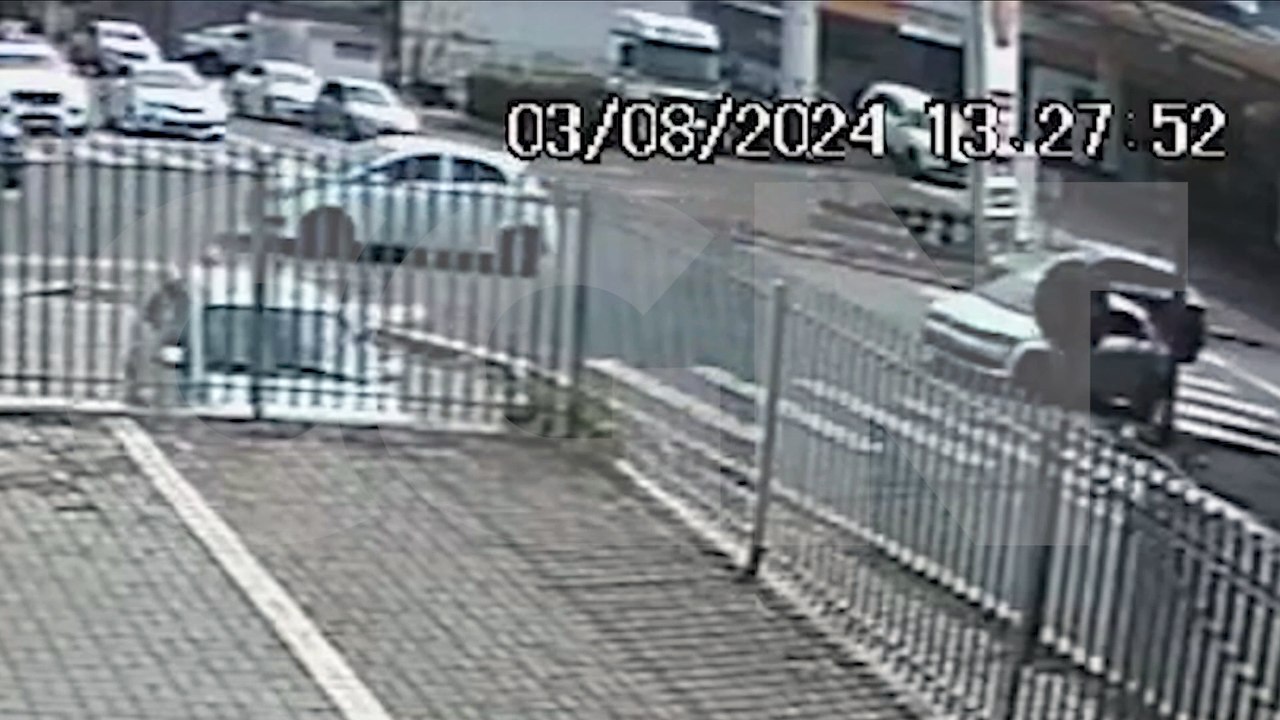 Câmera flagra acidente de trânsito na Avenida Carlos Gomes