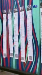 La gente en Caracas pega copia de las actas que la dictadura se niega a enseñar