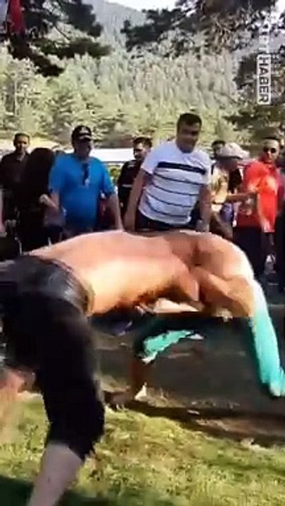 Bolu’da bir güreş esnasında rakibi şaşırıp seyirciyi yakalayan pehlivan 