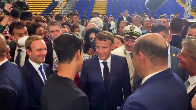 Emmanuel Macron a échangé avec la boxeuse Imane Khelif, accusée d'être un homme