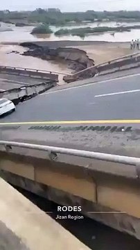 Ponte se divide ao meio em razão das intensas chuvas; veja vídeo