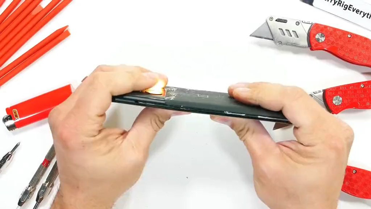 Guse Sy apna mobile tod diya bhai ase Kon karta hai