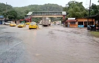 Download Video: Fuertes lluvias en Colón causan desprendimiento de techos e inundaciones