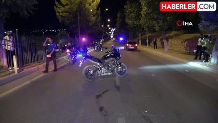 Motosiklet, önce otomobile sonra demir korkuluklara çarptı: 1 ağır yaralı