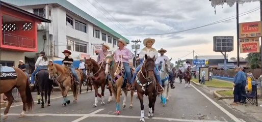 Cientos de jinetes participan en 'mega cabalgata' durante las patronales de Santiago Apóstol