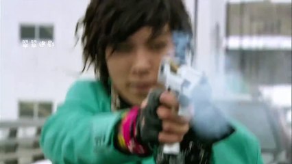 A man risked his life to save the girl