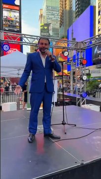 Le chanteur d'opéra David Serero chante l'hymne américain sur Times Square, New York (2024)