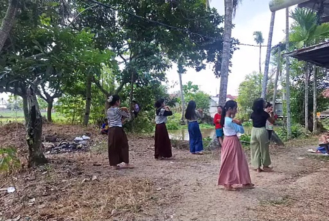 Siswi SMPN Banyuasin I Berlatih Menarikan Nirmala