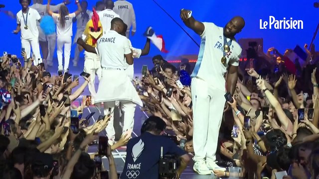 Le club France en folie pour accueillir Teddy Riner et les médaillés du Judo