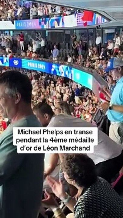 Michael Phelps en transe pendant la 4eme médaille de Léon Marchand