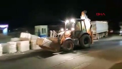 TIR'ın dorsesindeki pamuk balyaları yola savruldu; ulaşım durdu