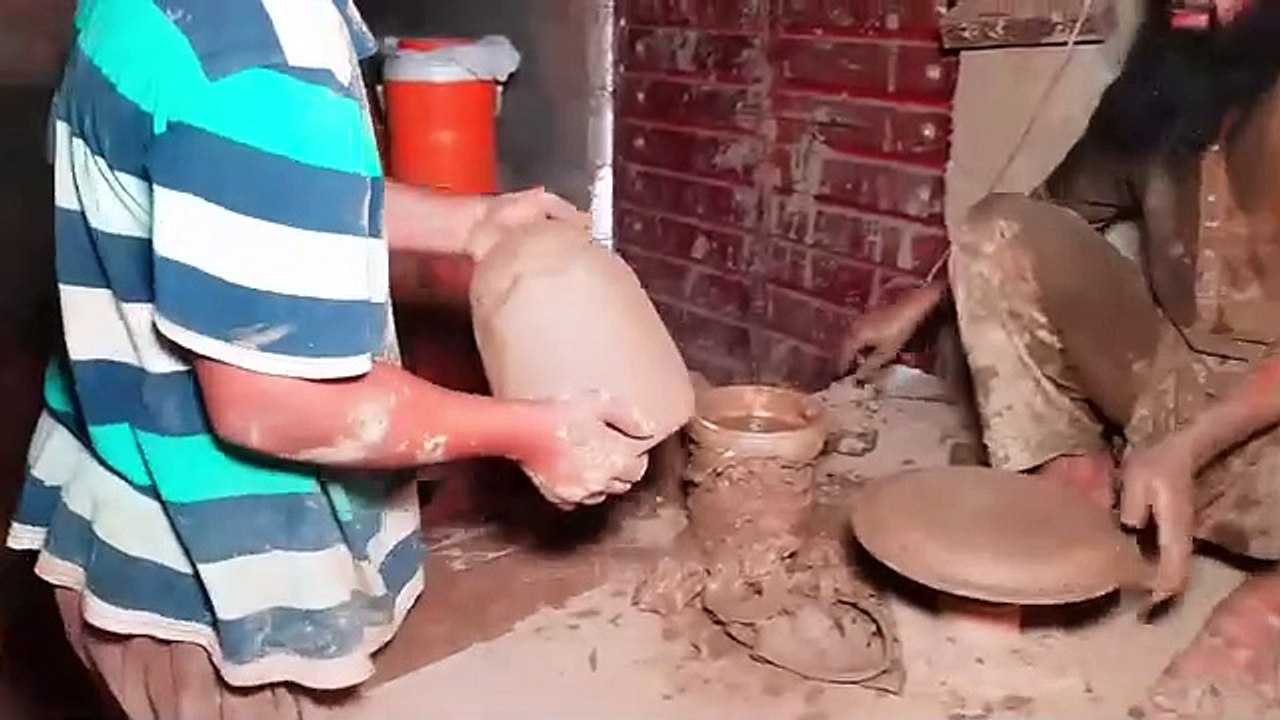 صنع الأواني بالطين؛ موهبة مذهلة للخزاف الباكستاني