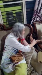 13 Yaşındaki Çocuğun 'Tanrı' Olduğuna İnanıyorlar: Ayaklarına Masaj Yapıp, Hediyeler Getirdiler