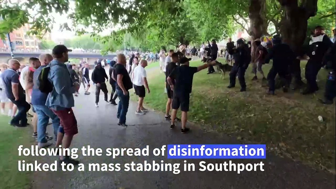Clashes break out between right-wing, anti-racism protesters and police in the UK