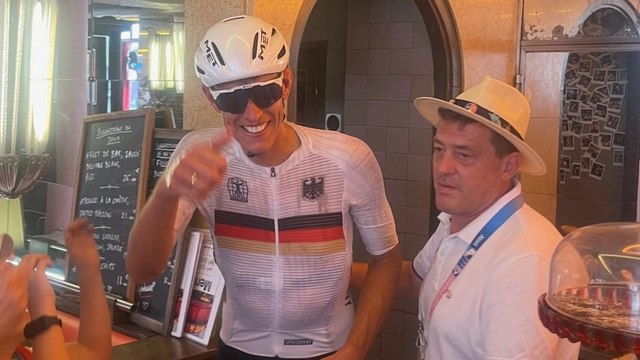 JO Paris 2024 : en pleine course, ce cycliste fait une pause-toilettes dans le café d'Amélie Poulain