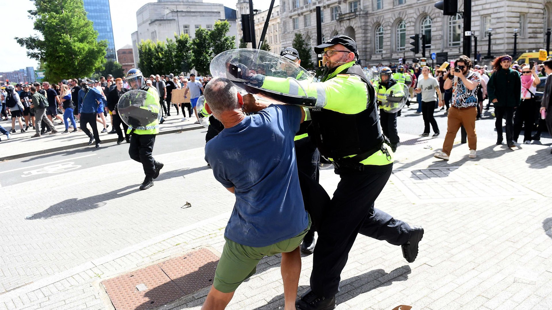 Ms de 90 personas detenidas en Reino Unido por las protestas ultraderechistas contra el Islam y la inmigracin ilegal