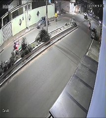 Mulher fica ferida em colisão envolvendo carro e moto, em Arapiraca; câmera de segurança flagrou acidente