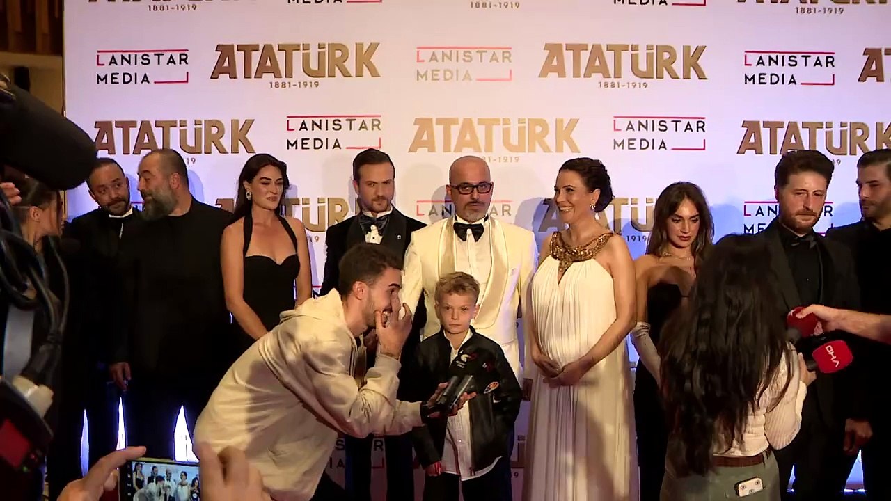 Aras Bulut İynemli, Atatürk'ü canlandırdığı kıyafeti ile galada boy gösterdi!