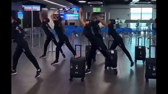 Show improvvisato in aeroporto delle azzurre della ritmica in partenza per Parigi 2024