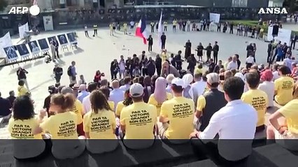 Télécharger la video: Parigi 2024, incontro interreligioso davanti alla cattedrale di Notre-Dame